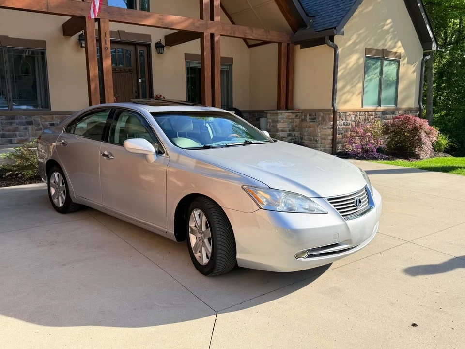 2009 Lexus ES 5th Gen - Image 2 of 12