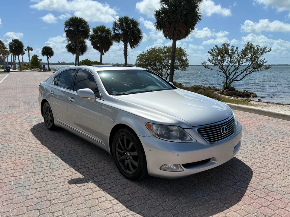 2009 Lexus LS 4th Gen - Image 11 of 31
