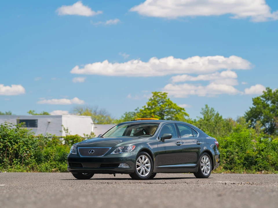 2009 Lexus LS 4th Gen - Image 2 of 31