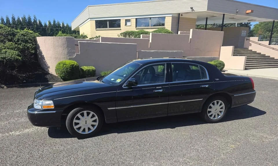 2009 Lincoln Continental - Image 2 of 10