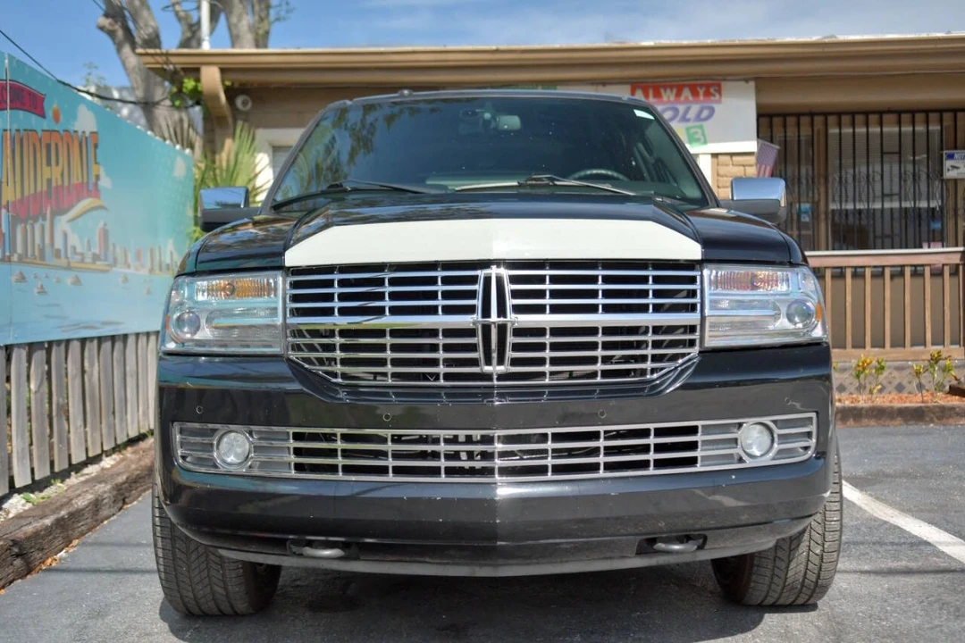 2009 Lincoln Navigator 3rd Gen - Image 2 of 12