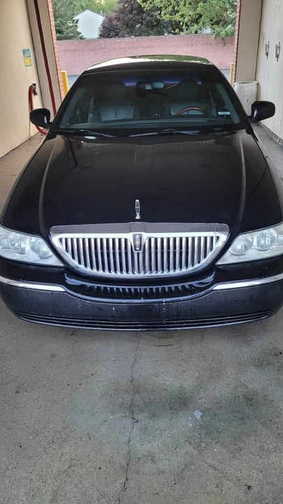 2009 Lincoln Town Car - Image 9 of 10