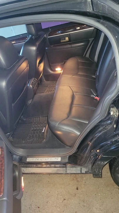 2009 Lincoln Town Car - Image 7 of 10