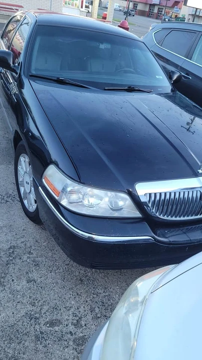 2009 Lincoln Town Car - Image 3 of 10
