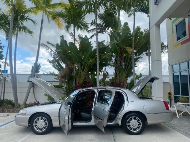 2009 Lincoln Town Car - Image 9 of 21