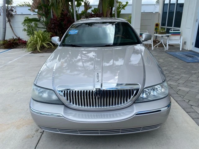 2009 Lincoln Town Car - Image 3 of 21