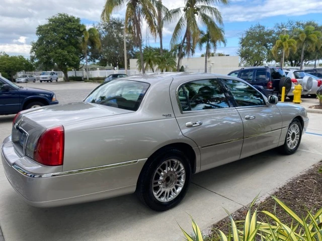 2009 Lincoln Town Car - Image 8 of 21