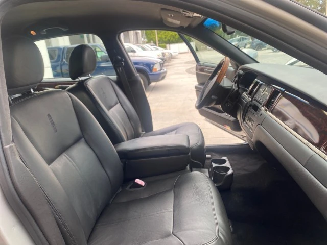 2009 Lincoln Town Car - Image 13 of 21