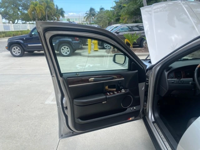 2009 Lincoln Town Car - Image 10 of 21