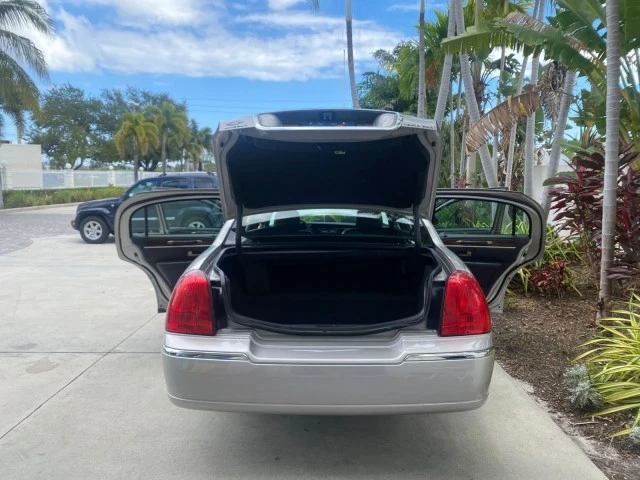 2009 Lincoln Town Car - Image 16 of 21