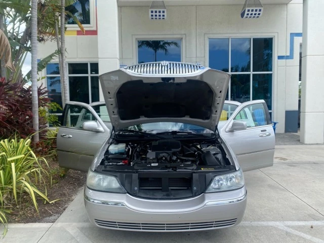 2009 Lincoln Town Car - Image 18 of 21