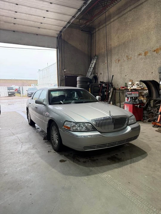 2009 Lincoln Town Car - Image 2 of 10