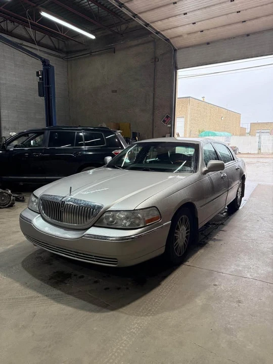 2009 Lincoln Town Car - Image 3 of 10