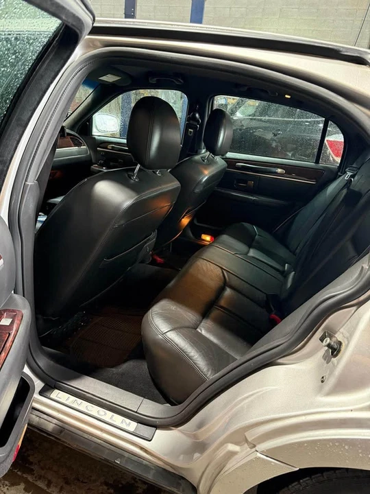 2009 Lincoln Town Car - Image 10 of 10