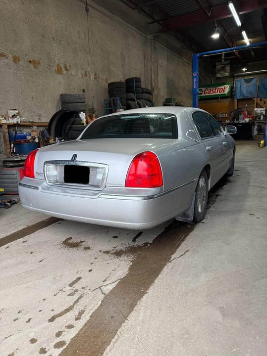 2009 Lincoln Town Car - Image 6 of 10