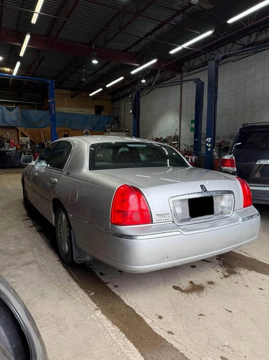 2009 Lincoln Town Car - Image 5 of 10