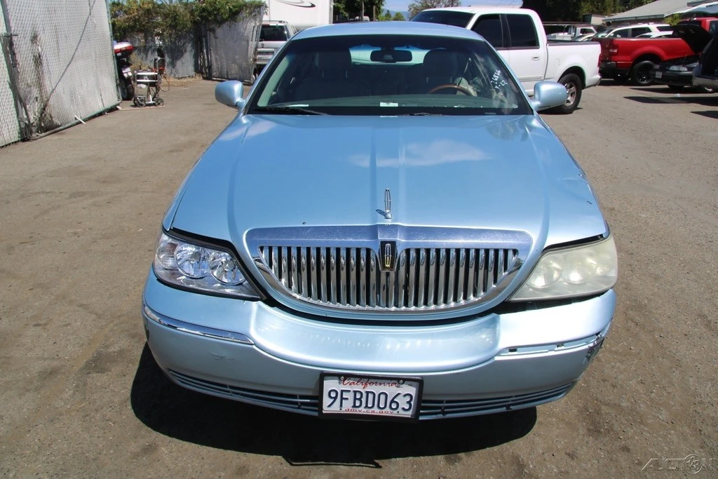 2009 Lincoln Town Car - Image 13 of 24
