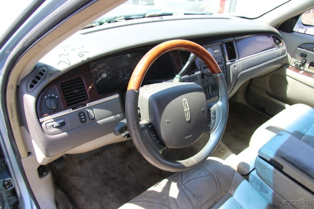 2009 Lincoln Town Car - Image 17 of 24