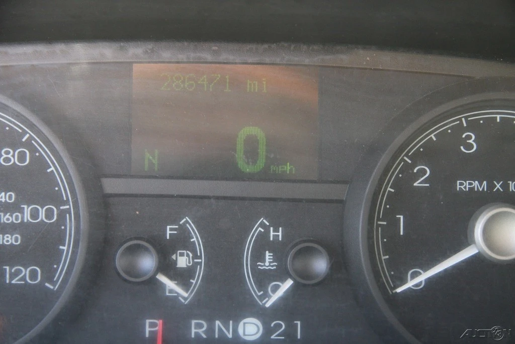 2009 Lincoln Town Car - Image 18 of 24