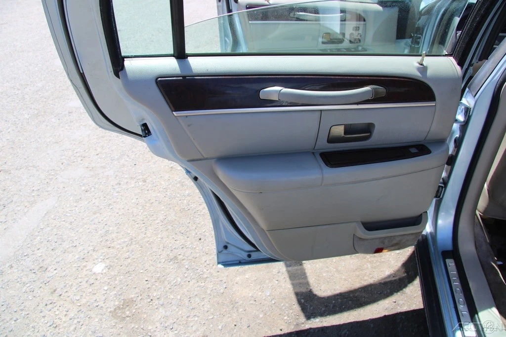 2009 Lincoln Town Car - Image 20 of 24