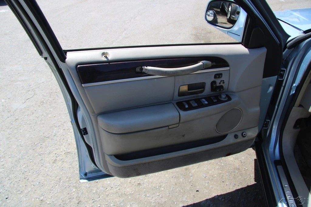 2009 Lincoln Town Car - Image 15 of 24