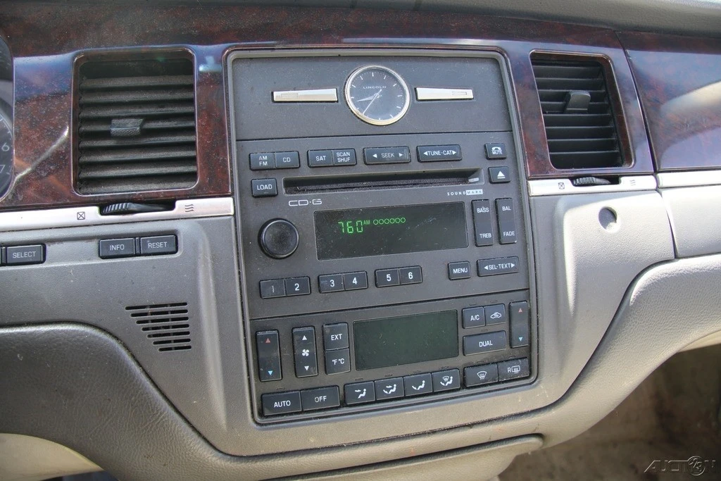 2009 Lincoln Town Car - Image 19 of 24