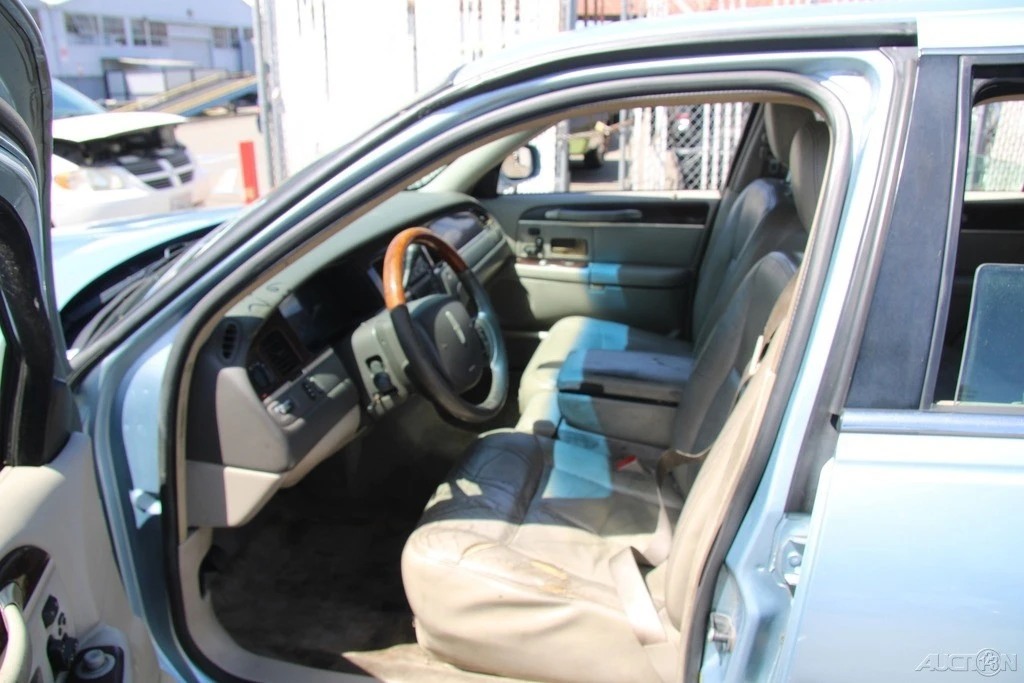 2009 Lincoln Town Car - Image 16 of 24