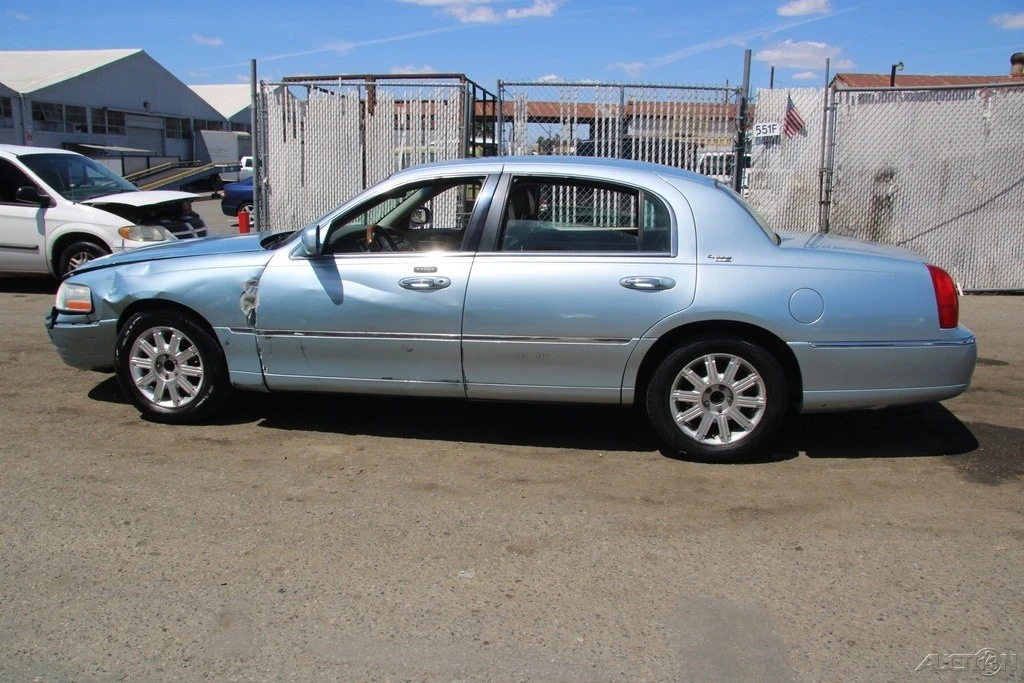 2009 Lincoln Town Car - Image 5 of 24
