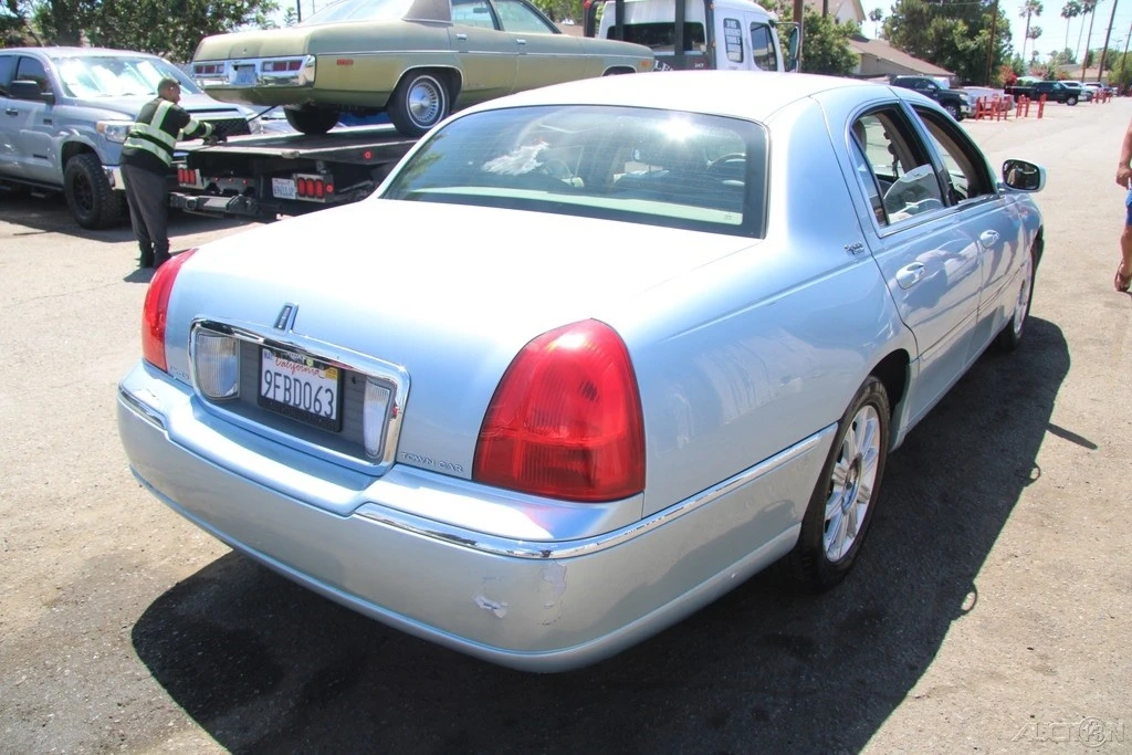 2009 Lincoln Town Car - Image 9 of 24