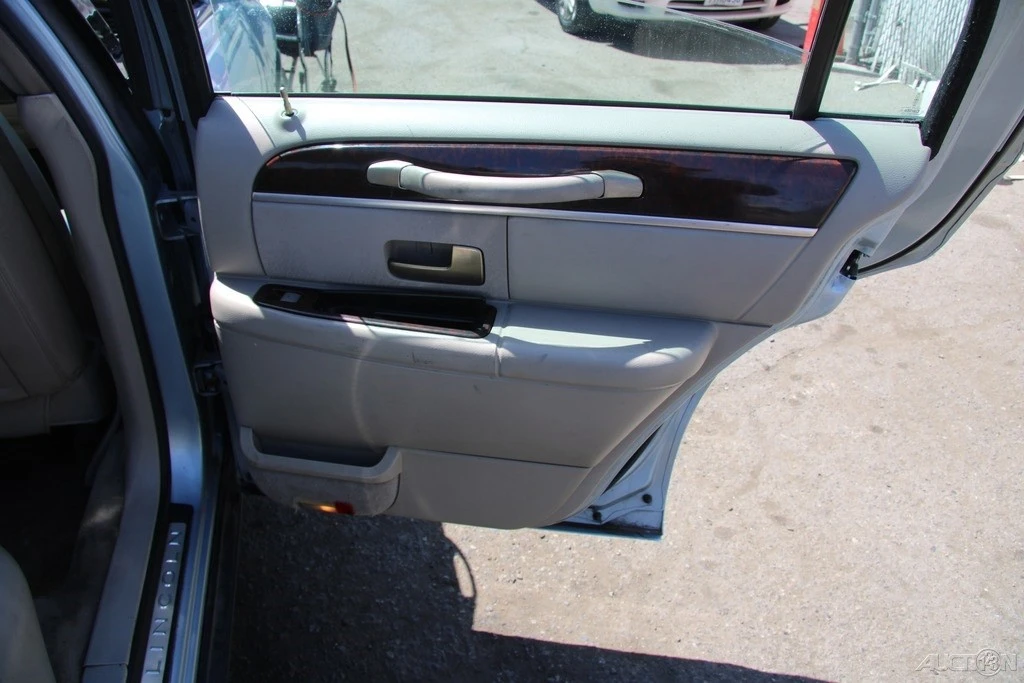 2009 Lincoln Town Car - Image 23 of 24