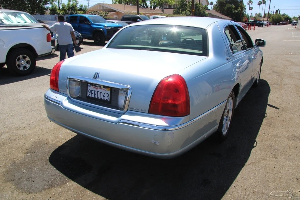 2009 Lincoln Town Car - Image 10 of 24