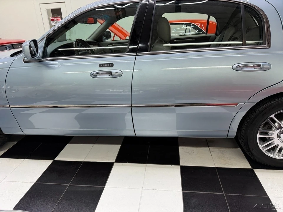 2009 Lincoln Town Car - Image 20 of 21
