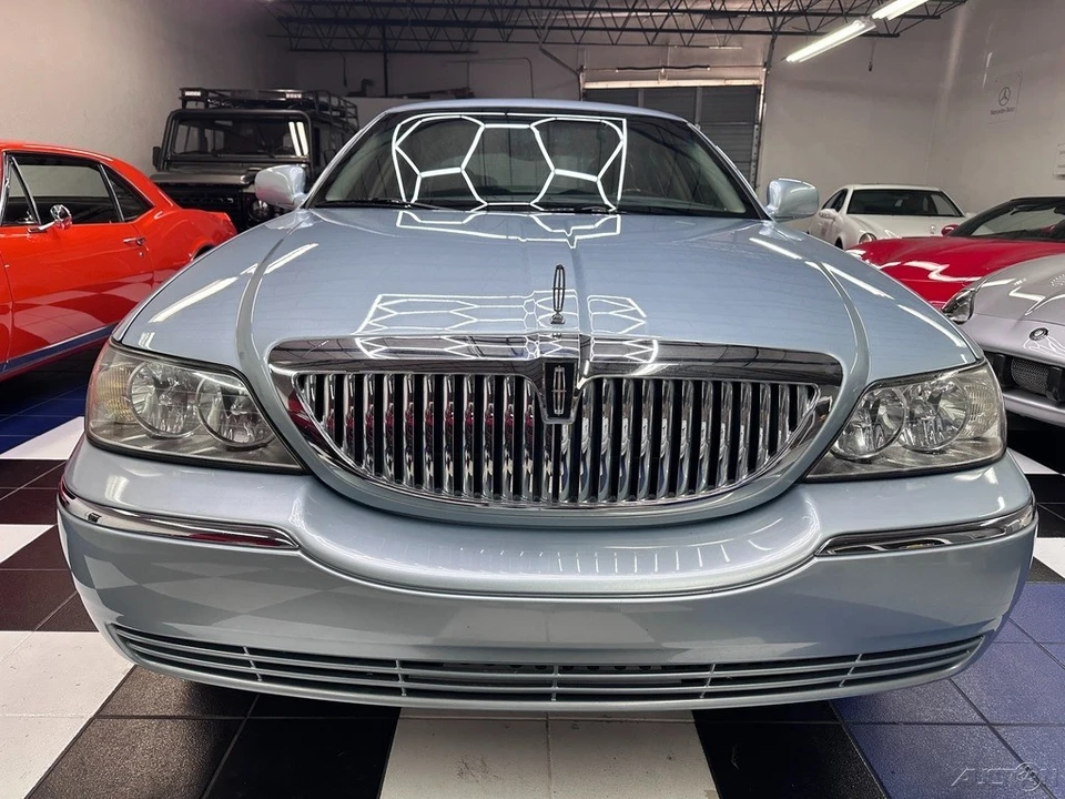 2009 Lincoln Town Car - Image 9 of 21