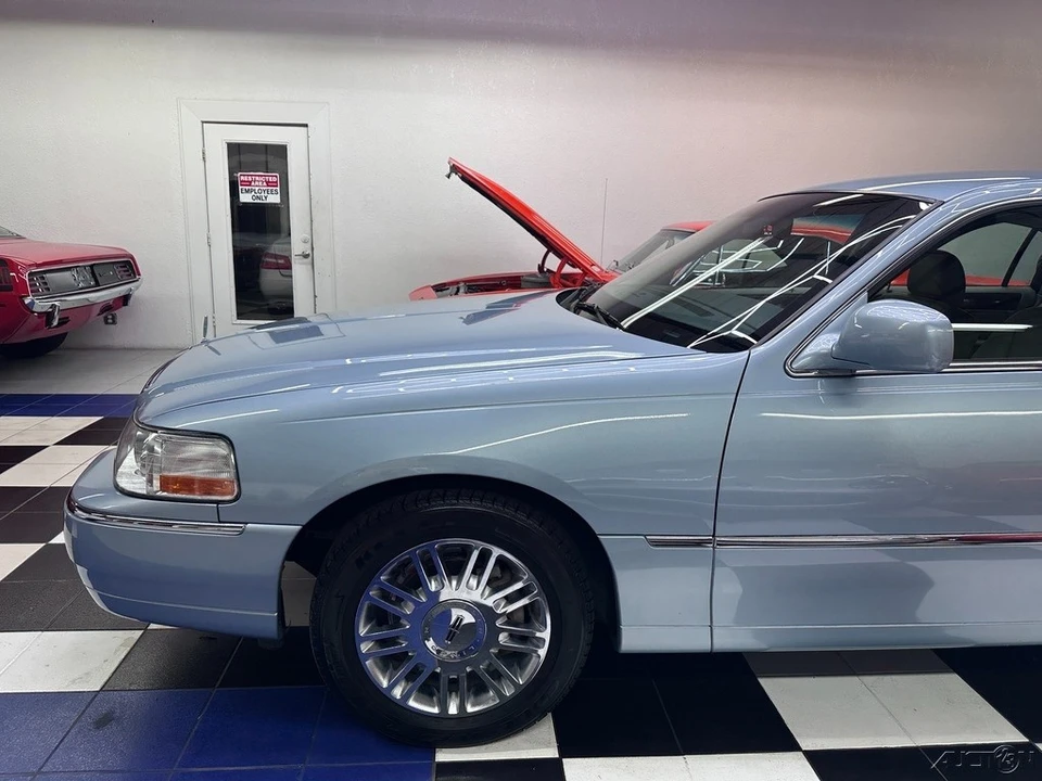 2009 Lincoln Town Car - Image 15 of 21