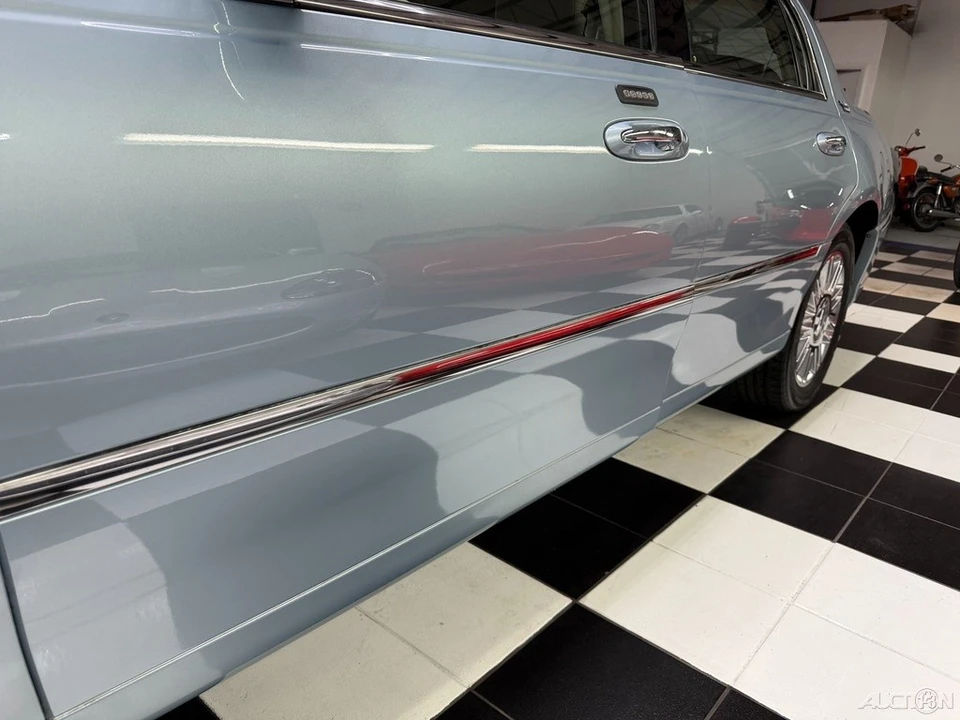 2009 Lincoln Town Car - Image 18 of 21