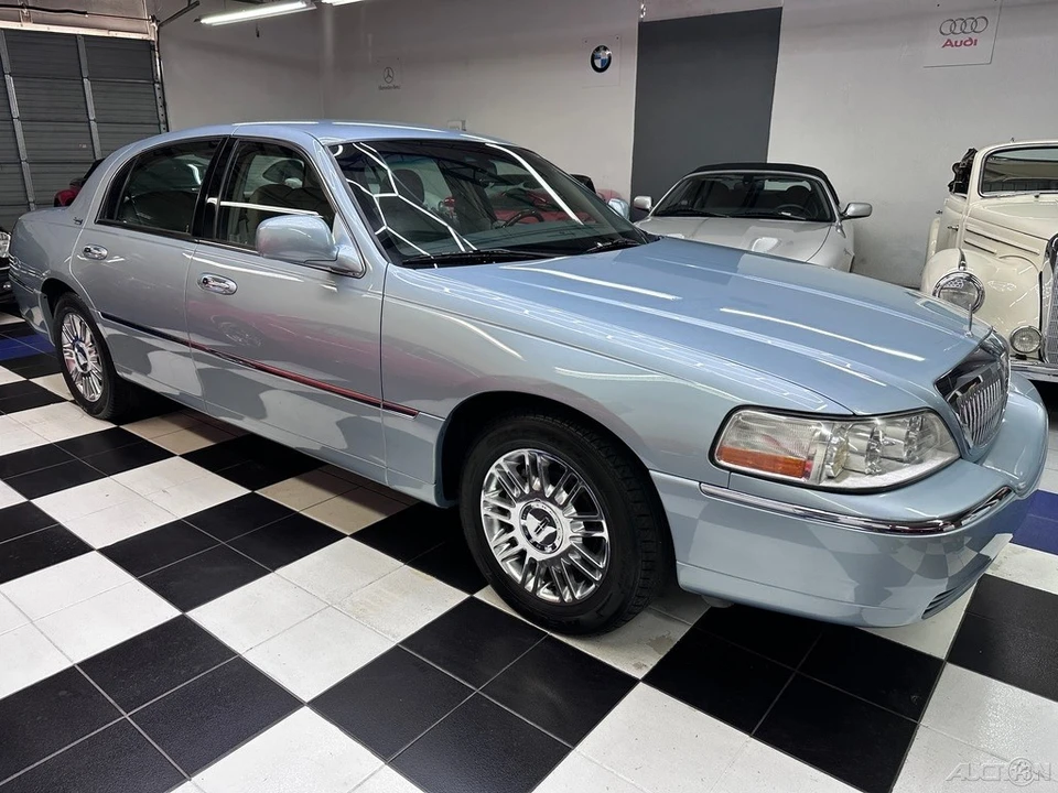 2009 Lincoln Town Car - Image 2 of 21
