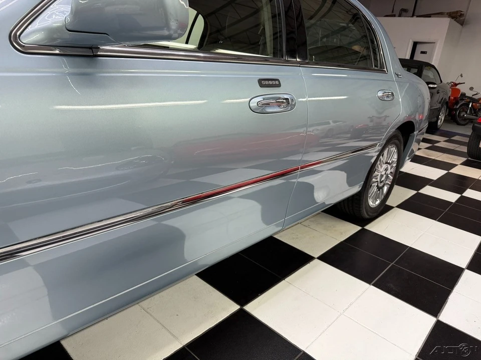 2009 Lincoln Town Car - Image 19 of 21