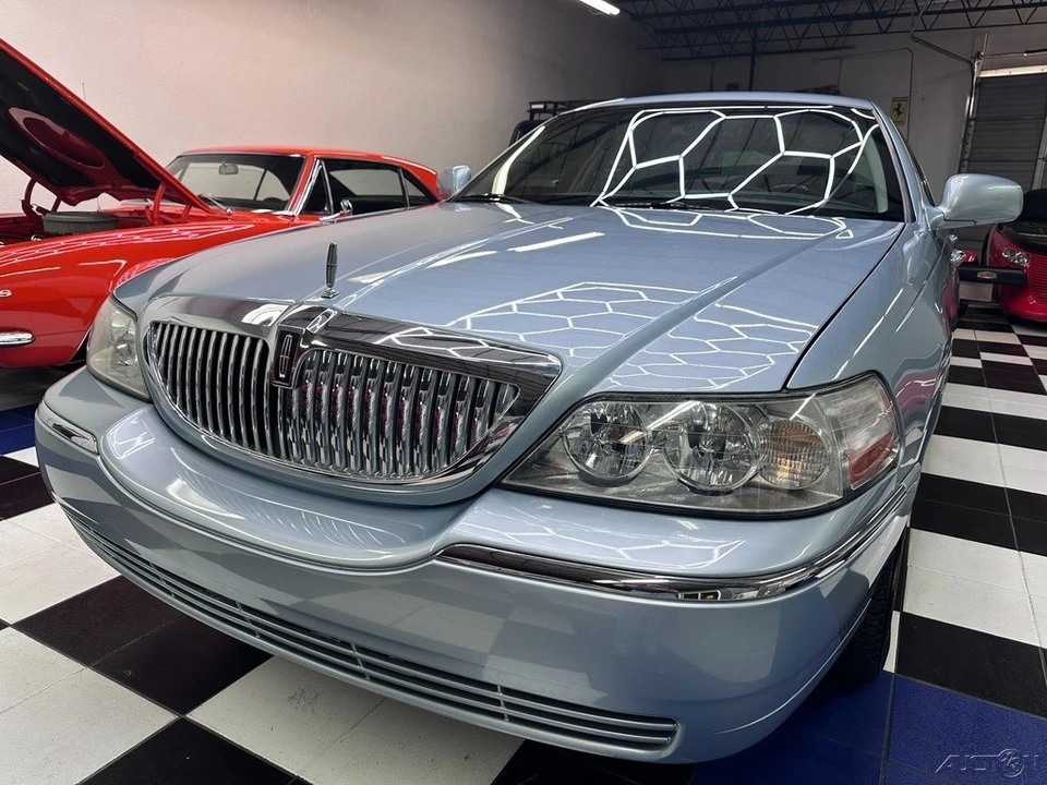 2009 Lincoln Town Car - Image 11 of 21