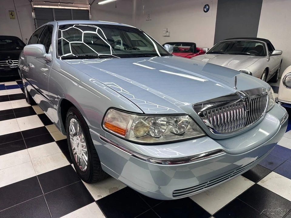 2009 Lincoln Town Car - Image 3 of 21
