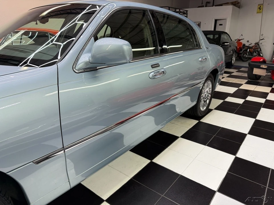 2009 Lincoln Town Car - Image 17 of 21