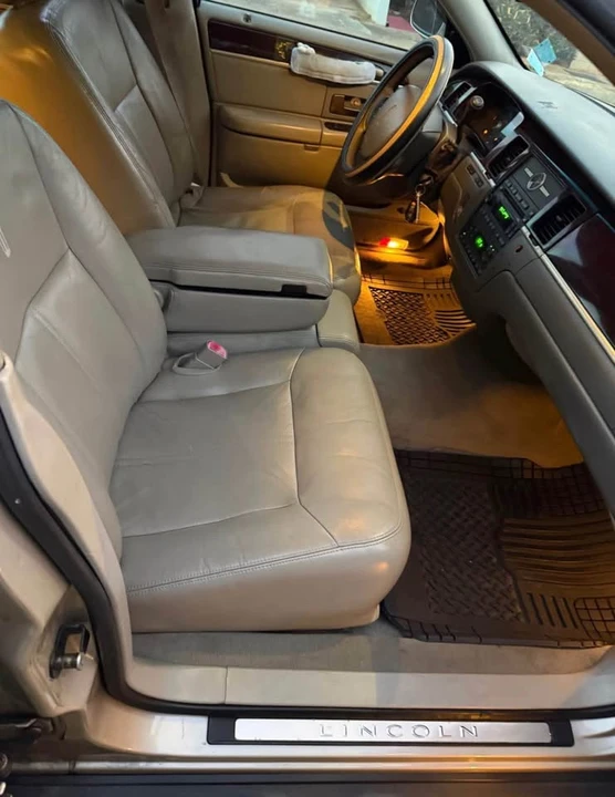 2009 Lincoln Town Car - Image 9 of 10