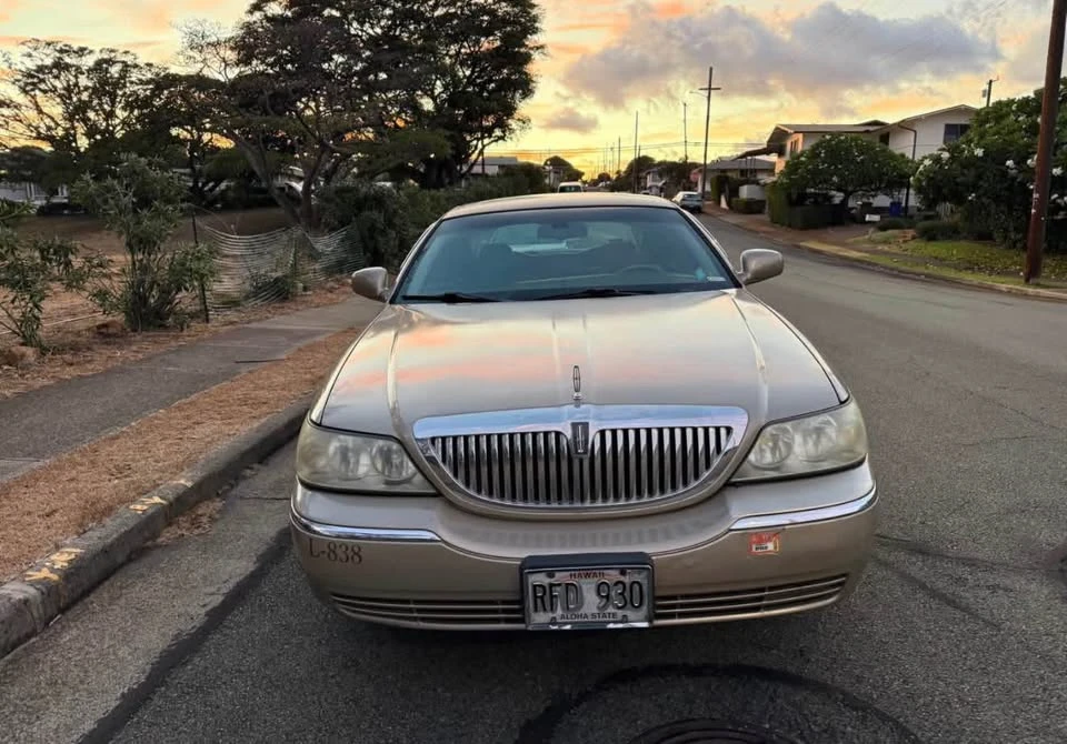 2009 Lincoln Town Car - Image 2 of 10