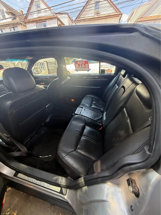 2009 Lincoln Town Car - Image 8 of 9