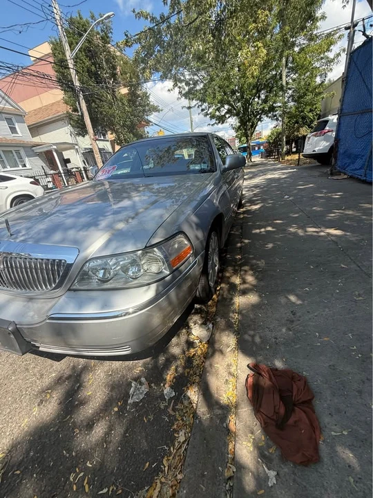 2009 Lincoln Town Car - Image 2 of 9