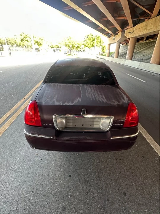 2009 Lincoln Town Car - Image 2 of 7