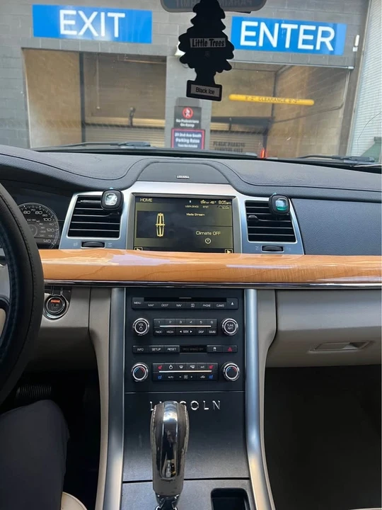 2009 Lincoln MKS - Image 11 of 16