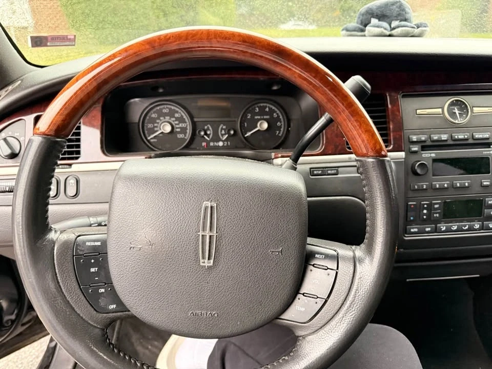 2009 Lincoln Town Car - Image 11 of 13