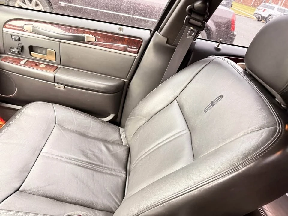 2009 Lincoln Town Car - Image 10 of 13