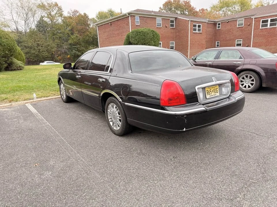 2009 Lincoln Town Car - Image 2 of 13