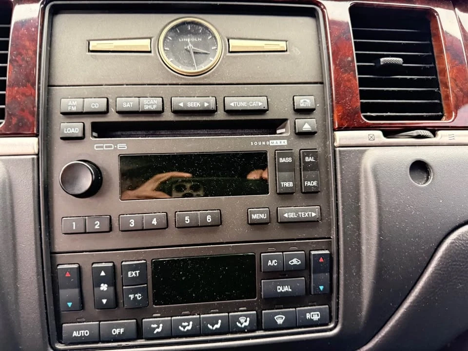 2009 Lincoln Town Car - Image 12 of 13